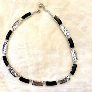 🍃 Vintage 1990’s necklace,  hammered silver, & shiny black enamel-like finish.